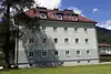 Textinsert: Foto Salzburg, Bischofshofen, Salzburger Straße, Außenansicht Wohnbau, Grünfläche im Vordergrund