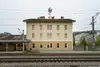 Textinsert: Foto Salzburg, Hallein, Baron Löwenstern Straße, Außenansicht Wohnbau, Bahnhofseite mit Gleisen