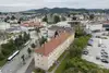 Textinsert: Foto Salzburg Stadt, Engelbert Weiss Weg, Außenansicht Wohnbau, Vogelperspektive mit parkenden Autos