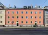 Textinsert: Foto Salzburg Stadt, Haunspergstraße, Außenansicht Wohnbau, straßenseitig mit parkenden Autos