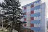 Textinsert: Foto Bruck a. d. Mur, Pischker Straße, Außenansicht Wohnbau, gartenseitig mit Bäumen und Grünfläche