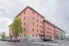 Textinsert: Foto Graz, Custozzagasse, Außenansicht Wohnbau, straßenseitig mit parkenden Autos