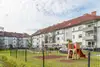 Textinsert: Foto Knittelfeld, Landschachergasse, Außenansicht Wohnbau, gartenseitig mit Kinderspielplatz