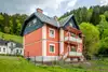 Textinsert: Foto Selzthal, Am Höhenweg, Außenansicht Wohnbau, gartenseitig mit Eigengarten