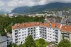 Textinsert: Foto Innsbruck, Franz-Fischer-straße,  Außenansicht Wohnbau, hofseitig mit Balkonen, Bäumen und Grünfläche