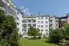 Textinsert: Foto Innsbruck, Franz-Fischerstraße,  Außenansicht Wohnbau, hofseitig mit Balkonen, Bäumen und Grünfläche