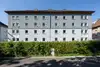 Textinsert: Foto Innsbruck, Karwendelstraße,  Außenansicht Wohnbau, straßenseitig mit Hecke