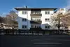 Textinsert: Foto Kitzbühel, Bahnhofstraße 9,  Außenansicht Wohnbau, straßenseitig mit Balkon und Hecke
