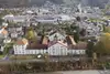 Textinsert: Foto Bludenz, Klarenbrunnstraße, Außenansicht Wohnbau, Vogelperspektive mit Ort und Landschaft im Hintergrund