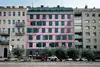 Textinsert: Foto Wien, Landstraßer Gürtel 27, Außenansicht Wohnbau, straßenseitig mit parkenden Autos und Bäumen im Vordergrund