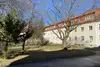 Textinsert: Foto Wien, Mühlfeldgasse 15 , Außenansicht Wohnbau, gartenseitig mit Bäumen, Wegen und Grünfläche