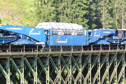 Trafotransport über eine Brücke