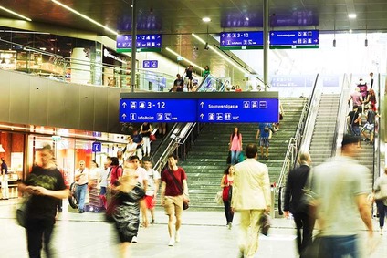 Menschen am Bahnhof