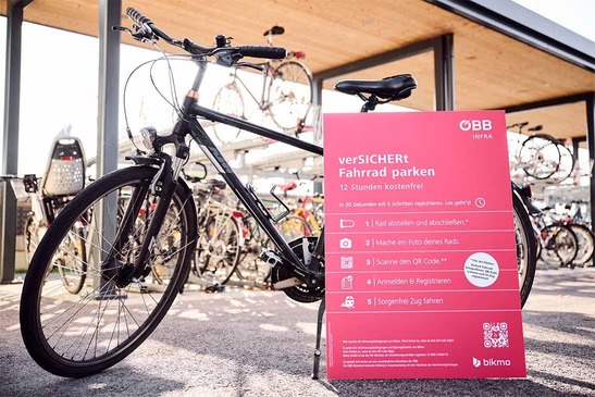 Fahrradabstellplatz und Bikmo Plakat für Fahrradversicherung