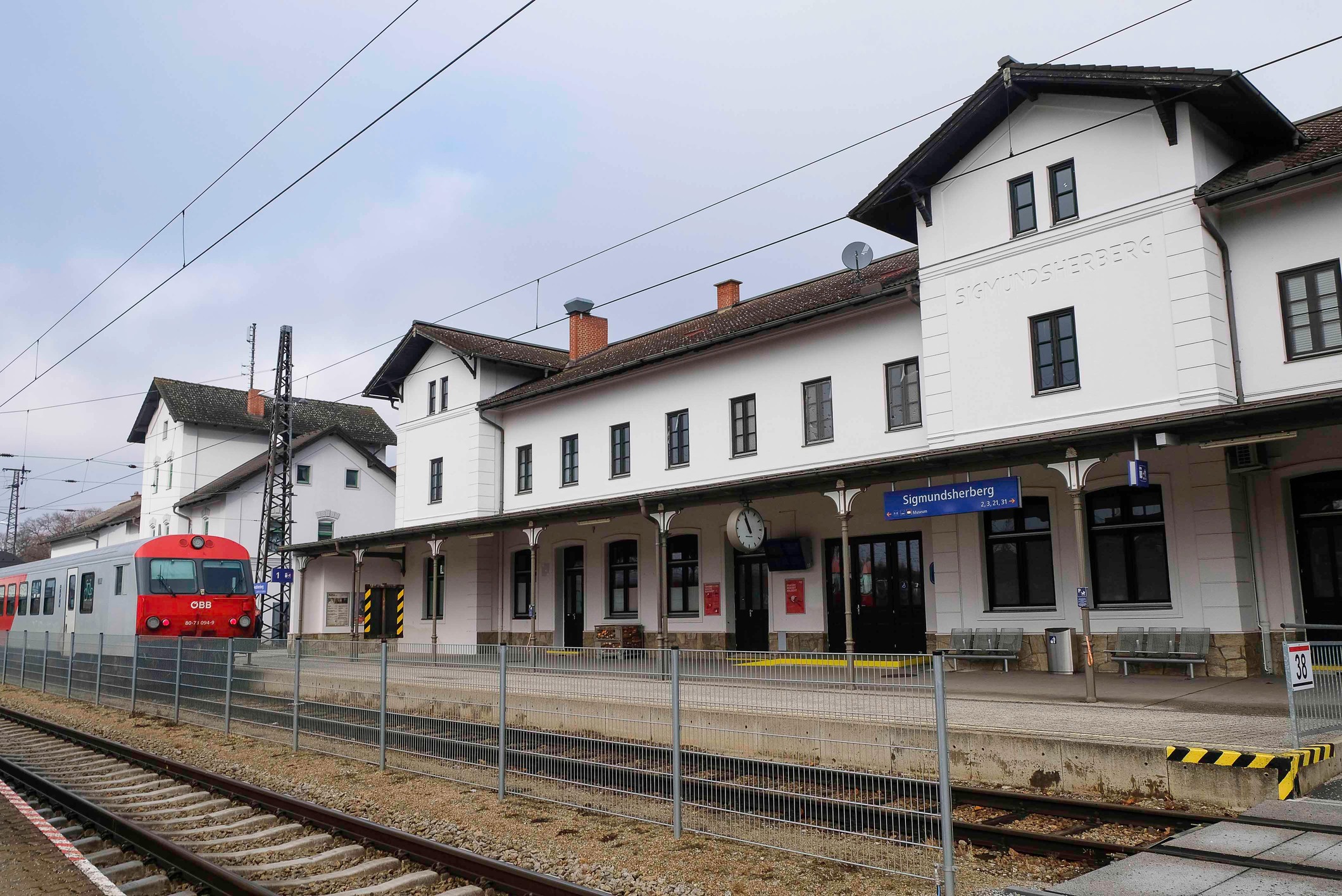 Bahnhof Sigmundsherberg mit einfahrendem Zug