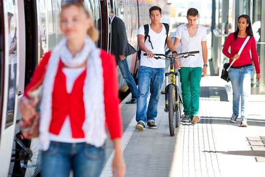 Menschen am Bahnsteig