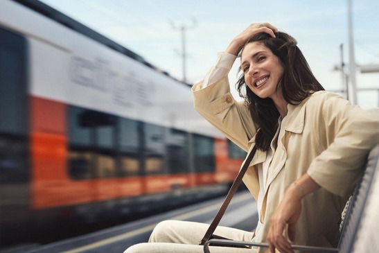 Frau am Bahnsteig