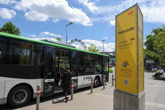 Hinweisschild und Schienenersatzverkehr zwischen Floridsdorf und Praterstern