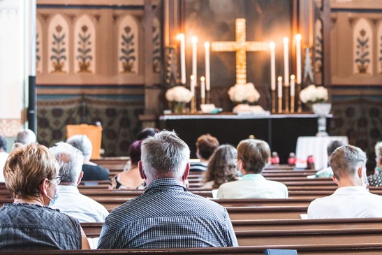 Pensionisten beten in der Kirche
