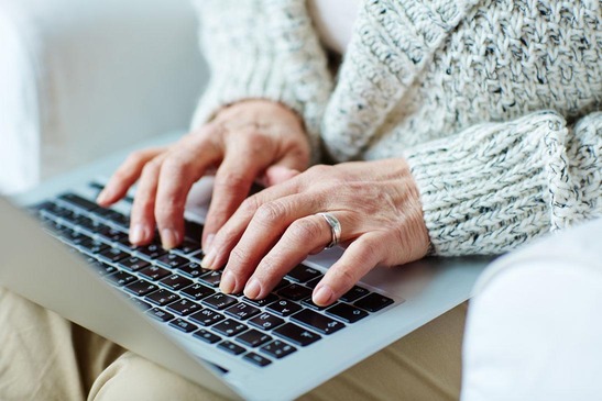 Ältere Dame am Computer