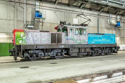 © ÖBB Prototyp einer E-Hybridlok steht in einer Halle