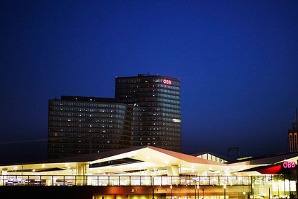 © ÖBB Blick auf Hauptbahnhof Wien und ÖBB-Unternehmenszentrale in der Nacht