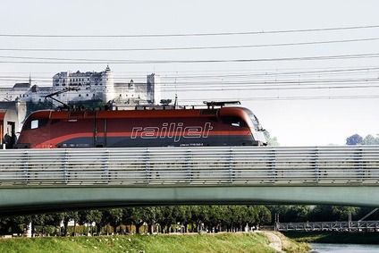 Railjet fährt über Brücke