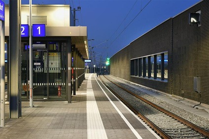 Bahnsteig am Bahnhof Hennersdorf in der Nacht