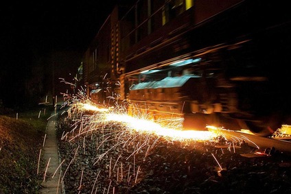 © ÖBB/Knaus Nachtaufnahme, Funkenflug des Schienenschleifzugs