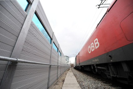 © ÖBB/Zenger Nahaufnahme Zug und Lärmschutzwand