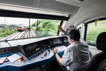 © ÖBB/Alex Papis Triebfahrzeugführer im Führerstand