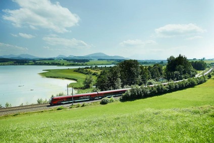 © ÖBB/Horak Railjet fährt neben See vorbei