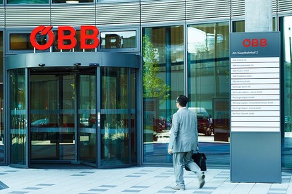 Mann am Weg zum Eingang der ÖBB-Unternehmenszentrale