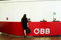 Frau steht vorm Empfangspult in der Lobby der ÖBB-Unternehmenszentrale