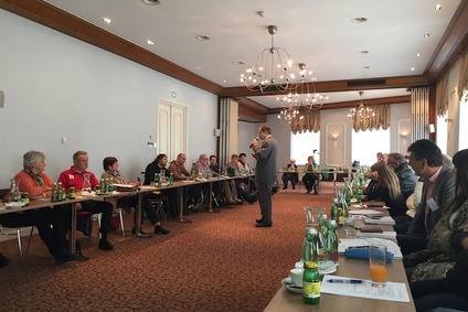 © Rodlauer Consulting Seminarraum mit Zuhörern, die auf eine Leinwand schauen und ein Vortragender über das Thema "Barrierefreie Bahnhöfe" erzählt.