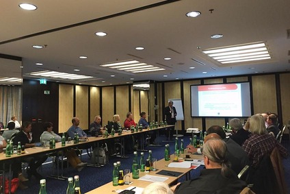 © Rodlauer Consulting Seminarraum mit Zuhörern, die auf eine Leinwand schauen und ein Vortragender über das Thema "Barrierefreie Bahnhöfe" erzählt.