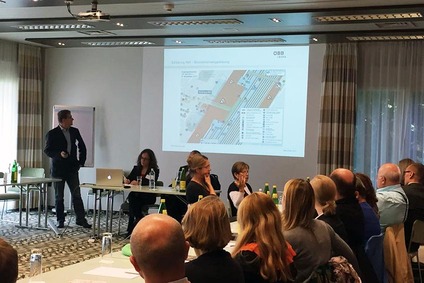 © Rodlauer Consulting Seminarraum mit Zuhörern, die auf eine Leinwand schauen und ein Vortragender über das Thema "Barrierefreie Bahnhöfe" erzählt.