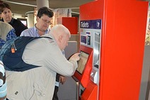 Präsentation neuer Ticketautomat für Menschen mit Mobiltätseinschränkungen