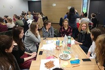 Schülerinnen bei der fti-Dialogveranstaltung im Gespräch mit Barbara Fabian