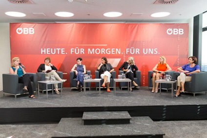 © ÖBB/Andreas Scheiblecker Diskussionsteilnehmerinnen auf Bühne