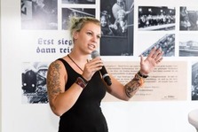 Julia Scherzer war eine der Lehrlinge, die im Zuge der Aufarbeitung der Unternehmensgeschichte mit Zeitzeugen gesprochen hat