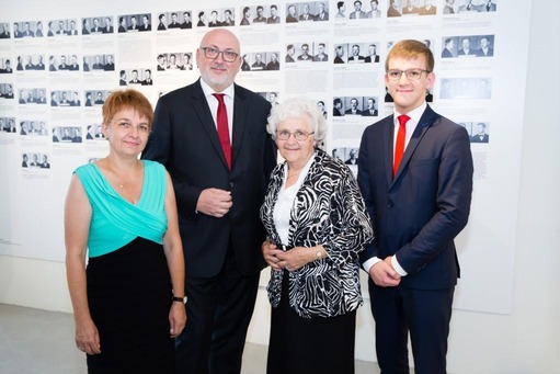 CEO Matthä gemeinsam mit der ehemaligen ÖBB Mitarbeiterin Elfriede Strasser, deren Vater einer der vielen Widerstandsopfer des Nazi-Regimes geworden ist