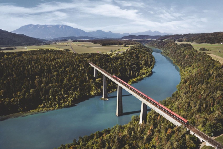 Luftbild Railjet fährt über Brücke