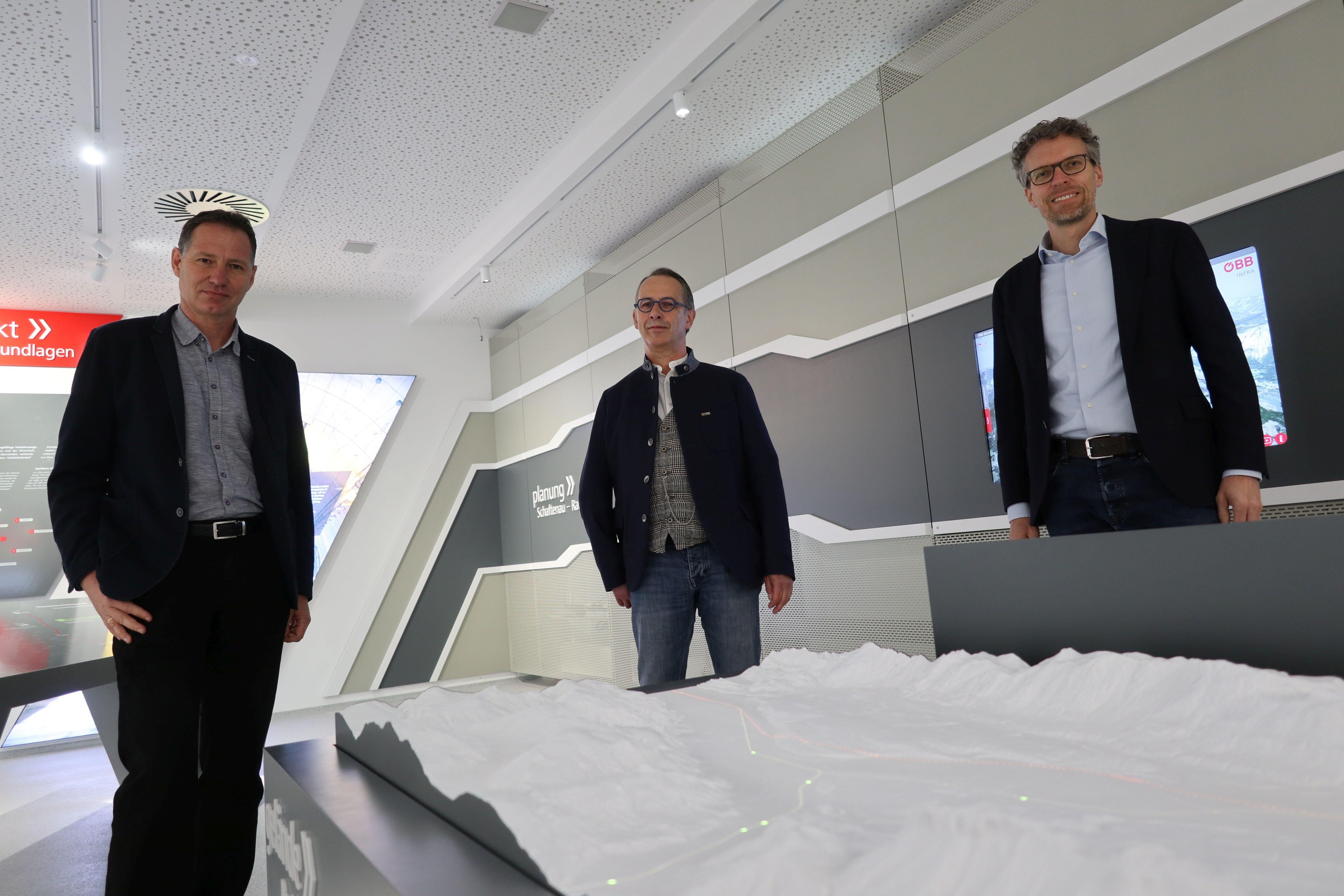 Arnold Fink, Peter Kölbach und Norman Schubert (v.l.) als leitende ÖBB-Planer für die Neubaustrecke Schaftenau – Radfeld freuen sich auf zahlreiche Besucherinnen und Besucher.