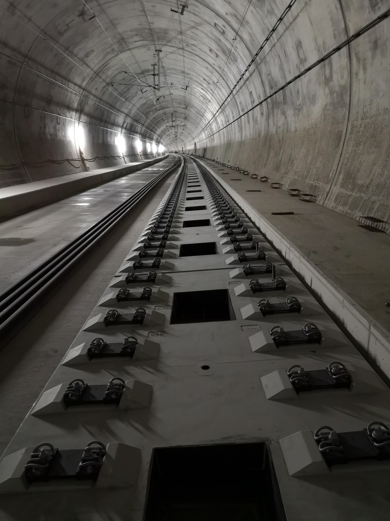 Gleistragplatten Tunnel Stein