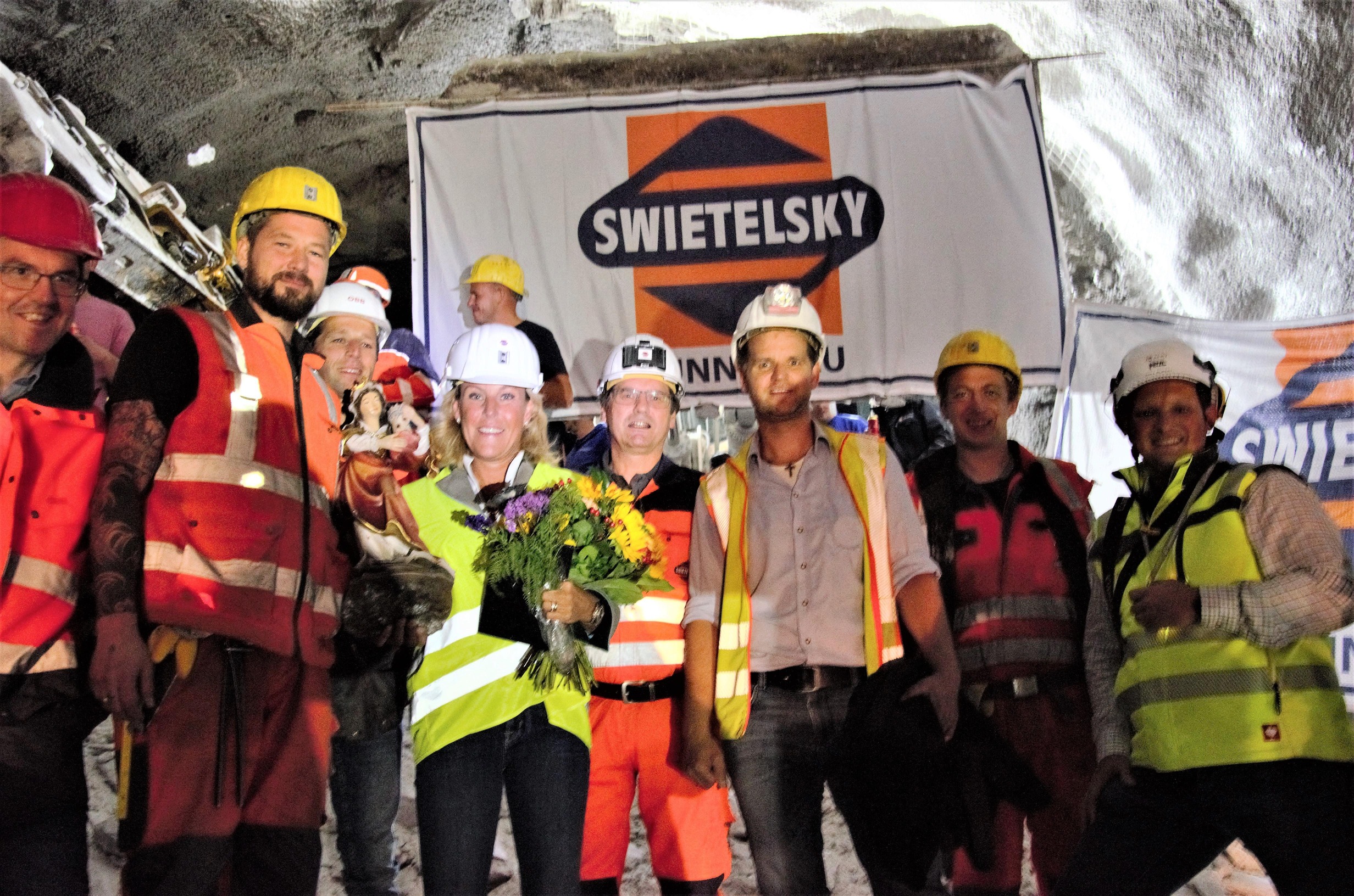 Tunnelpatin Dr. Christina Haslauer mit Vertretern der ÖBB Infrastruktur, der örtlichen Bauaufsicht AFRY Austria GmbH und Swietelsky Tunnelbau GmbH & CoKG 