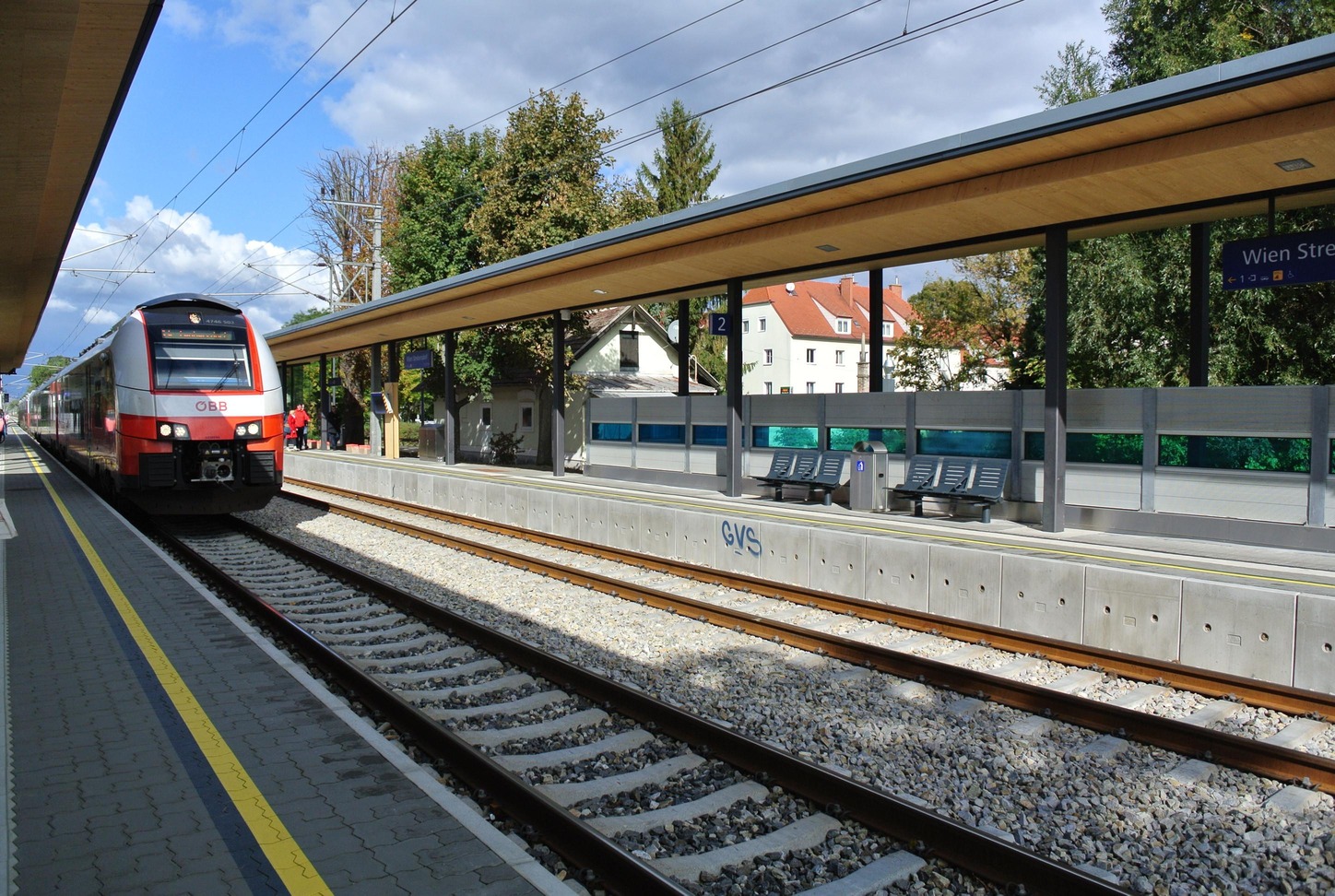 ÖBB Haltestelle Wien Strebersdorf mit Zug