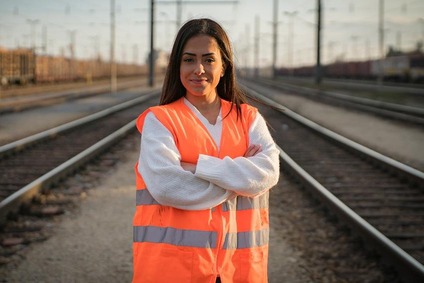 © ÖBB/Wegscheider Eine Triebfahrzeugführerin der ÖBB-Produktion GmbH steht im gesicherten Gleisbereich