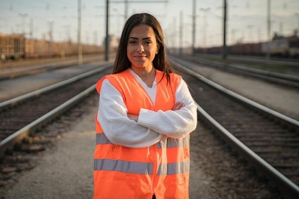 Eine Triebfahrzeugführerin der ÖBB-Produktion GmbH steht im gesicherten Gleisbereich