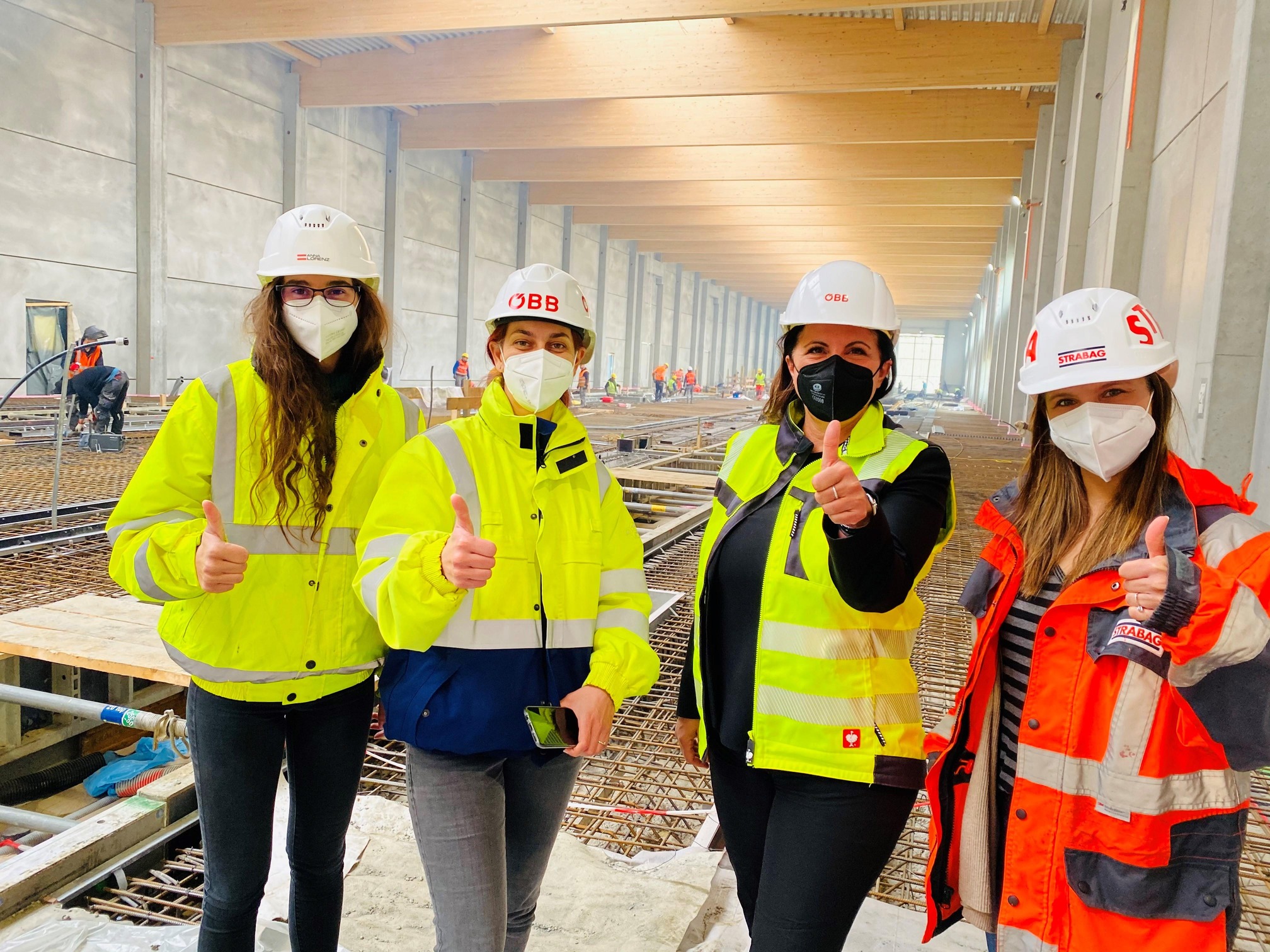 v.l.n.r. Anna Lorenz, Mirela Milovic, Sandra Gott-Karlbauer, Bauaufsicht Strabag